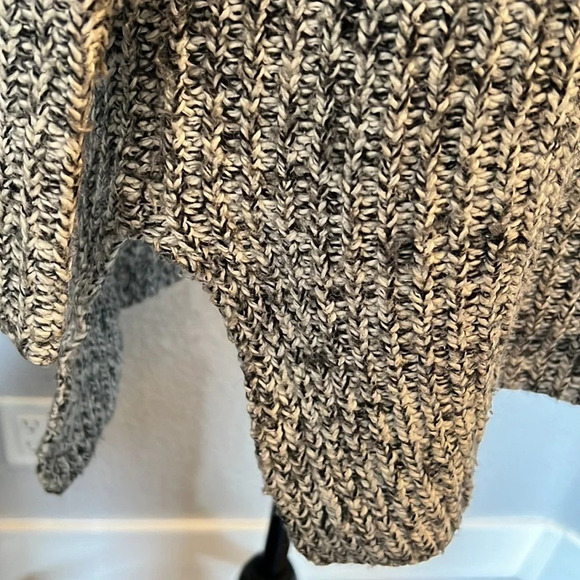 BCBGeneration Crewneck Long Sleeve Sweater Size Small - Picture 4 of 8